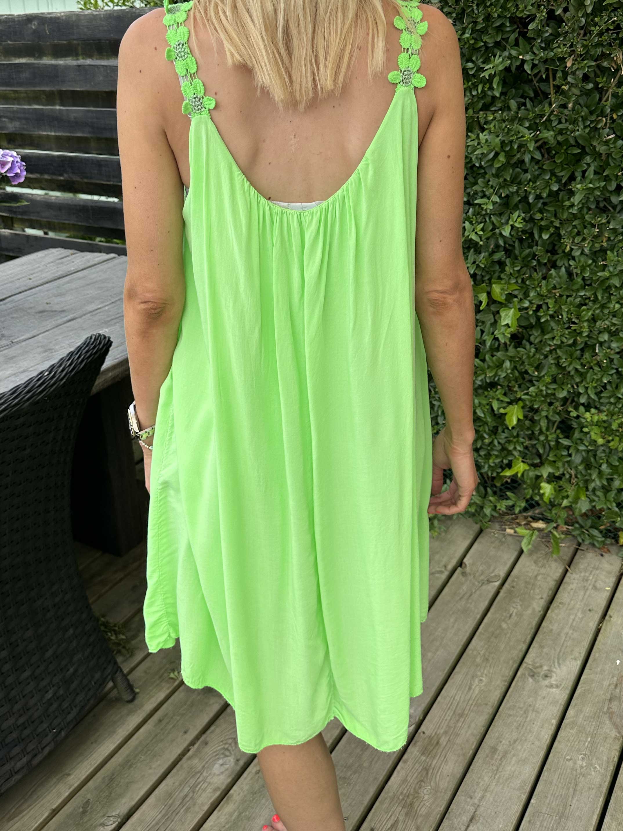 Ane - Sød sommerkjole med broderet stroppe